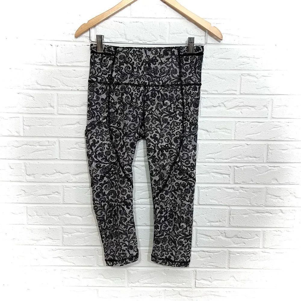 Lululemon Outrun 17” Crop Lace Size 4